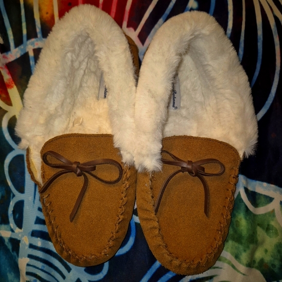 Tommy Bahama Shoes - Tommy Bahama Cream Faux Fur Lining